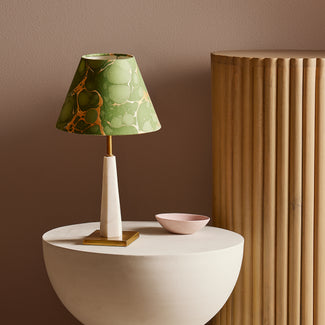 Karnak rechargeable table lamp in brass and white marble